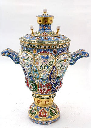 300px-Golden_samovar.jpg (42094 bytes)