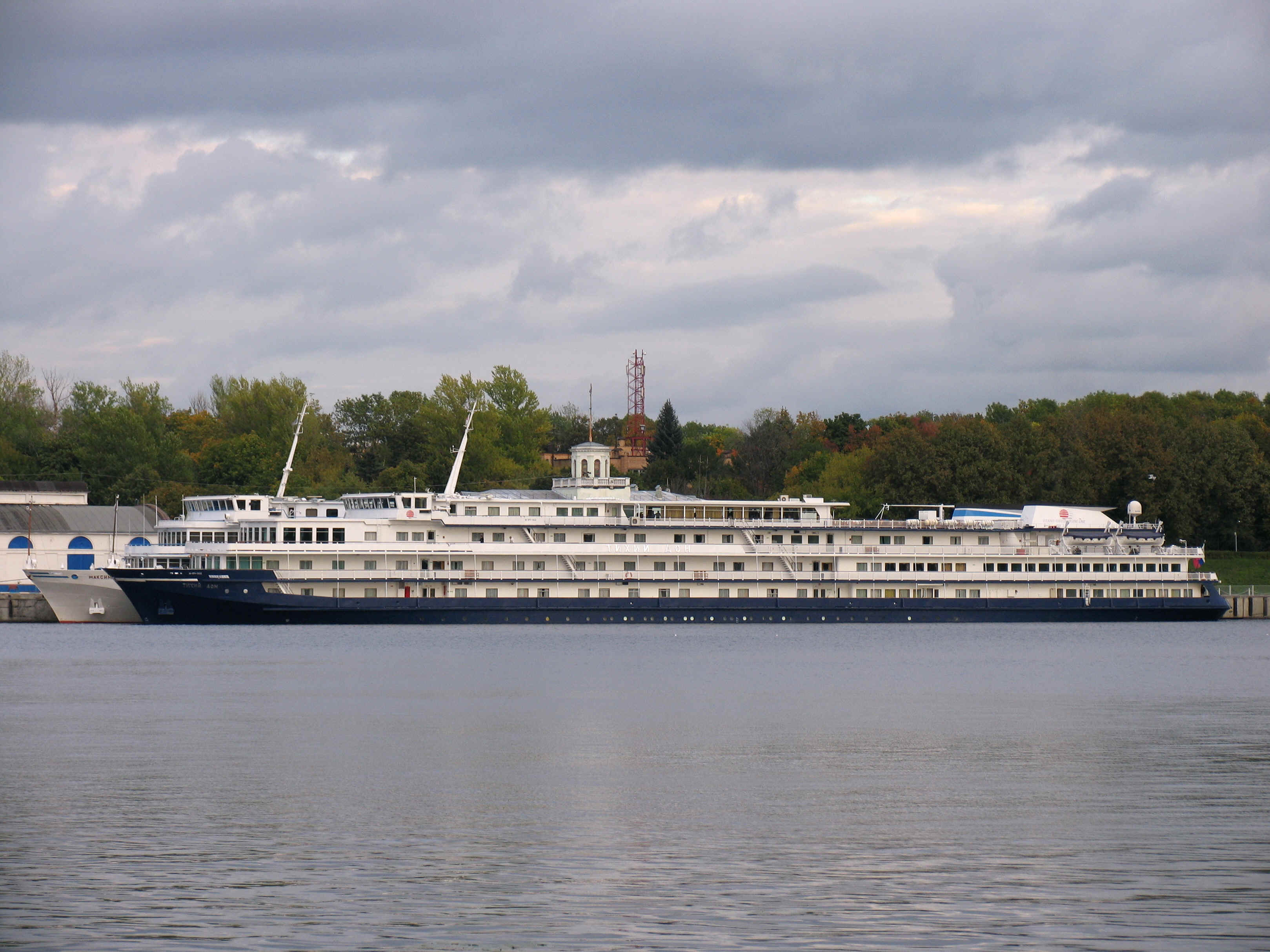 Tikhiy_Don_river_cruise_ship_(1).jpg (6037225 bytes)