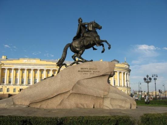 bronze-horseman-monument.jpg (29710 bytes)
